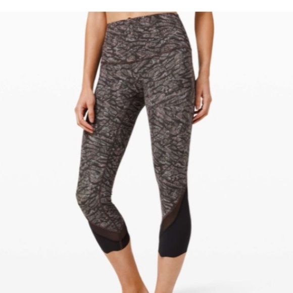 Lululemon Wunder Under Crop High-Rise Roll Down Scallop Origami Lace Black sz 4 - Picture 1 of 8